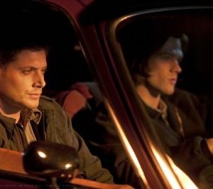 Jensen Ackles e Jared Padalecki in una scena dell'episodio Party On, Garth della settima stagione di Supernatural