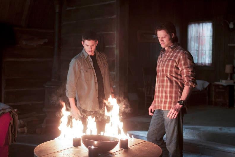 Jensen Ackles e Jared Padalecki in una scena dell'episodio There Will Be Blood della settima stagione di Supernatural