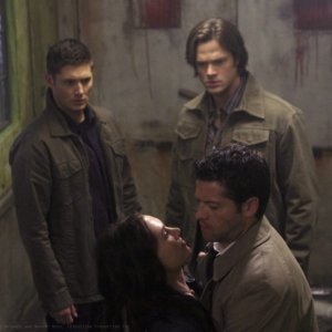 Jensen Ackles, Misha Collins e Jared Padalecki nell'episodio Caged Heat della sesta stagione di Supernatural