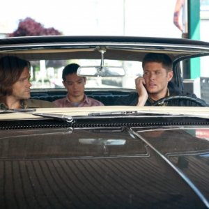 Jensen Ackles, Osric Chau e Jared Padalecki nell'episodio We Need To Talk About Kevin dell'ottava stagione di Supernatural