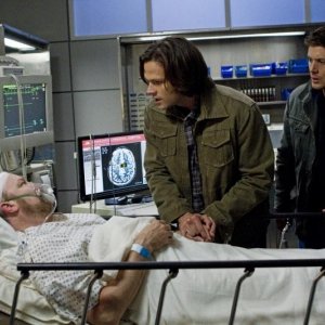 Jim Beaver, Jensen Ackles e Jared Padalecki nell'episodio Death's Door della settima stagione di Supernatural