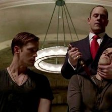 Stephen Moyer, Chris Meloni e Alexander Skarsgård in una scena dell'episodio Authority Always Wins della quinta stagione di True Blood