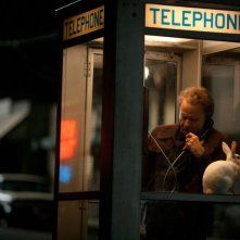 Tom Waits con un coniglio bianco in una cabina telefonica in una scena di 7 psicopatici