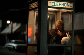 Tom Waits con un coniglio bianco in una cabina telefonica in una scena di 7 psicopatici