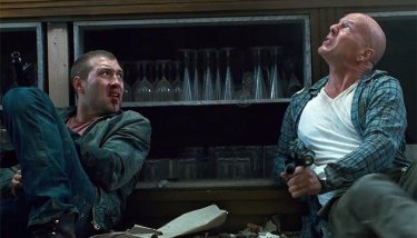 Bruce Willis e Jai Courtney in un'immagine drammatica di Die Hard - Un buongiorno per morire