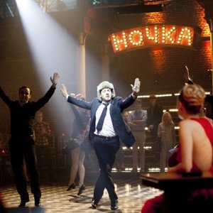 Diane Kruger (di spalle) nella commedia Un plan parfait accanto a Dany Boon