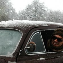 Garrett Hedlund imbacuccato guida nella neve in On the Road