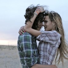 Marfa Girl: Adam Mediano e Mercedes Maxwell in una scena del film