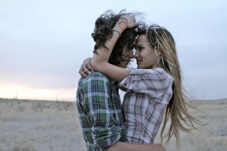 Marfa Girl: Adam Mediano e Mercedes Maxwell in una scena del film
