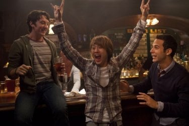 Miles Teller, Justin Chon e Skylar Astin fanno festa in una scena di Un compleanno da leoni