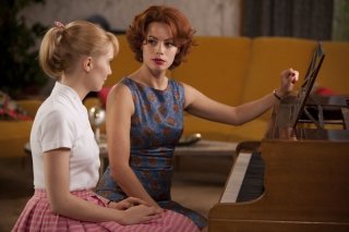 Populaire: Déborah François e Bérénice Bejo in una scena del film