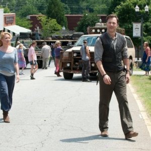 The Walking Dead: Laurie Holden e David Morrissey in una sequenza dell'episodio Benvenuti a Woodbury