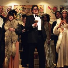 A Glimpse Inside the Mind of Charles Swan III: Charlie Sheen e Bill Murray in una scena di gruppo tratta dal film