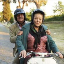 Giancarlo Giannini in vespa con Marianne Sägebrecht nella commedia Omamamia