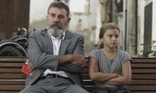 Lluís Soler e Claudia Silva in El hombre de las mariposas - Copyright © 2011 Somnia Cinema