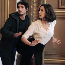 Main dans la main: Valérie Lemercier e Jérémie Elkaïm in una curiosa scena