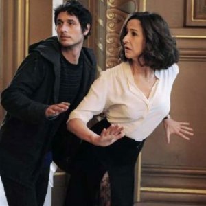 Main dans la main: Valérie Lemercier e Jérémie Elkaïm in una curiosa scena