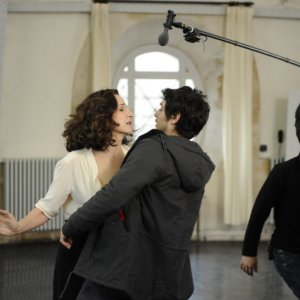 Main dans la main: Valérie Lemercier e Jérémie Elkaïm sul set