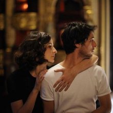 Main dans la main: Valérie Lemercier insieme a Jérémie Elkaïm in una scena