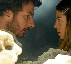 Michaël Youn in La traversée accanto a Pauline Haugness