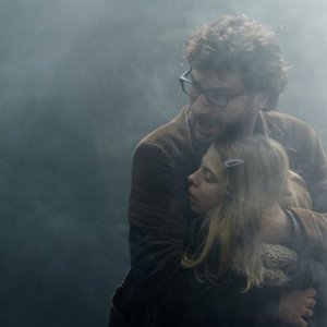 Michaël Youn in La traversée accanto a Pauline Haugness in una bella sequenza del film