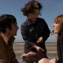 Un enfant de toi: Samuel Benchetrit e Lou Doillon in una scena del film