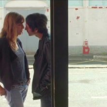 Un enfant de toi: Samuel Benchetrit e Lou Doillon si baciano in una scena del film