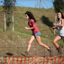 Acciaio: le giovani interpreti Anna Bellezza e Matilde Giannini corrono in una scena