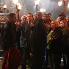 Alan Dale, Noah Beggs, Elizabeth McCarthy e Josh Dallas durante una scena dell'episodio Child of the Moon della serie C'era una volta