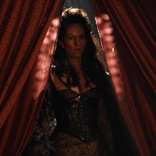 Annabeth Gish durante una scena dell'episodio Child of the Moon della serie C'era una volta