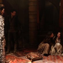 Annabeth Gish, Meghan Ory, Ginnifer Goodwin e Ben Hollingsworth in una scena dell'episodio Child of the Moon della serie C'era una volta