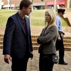 Damian Lewis insieme a Claire Danes in un momento dell'episodio The Clearing della serie TV Homeland