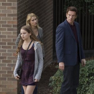 Damian Lewis, Morgan Saylor e Claire Danes in una scena dell'episodio The Clearing della serie TV Homeland