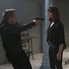Devon Sawa e Melinda Clarke in una scena dell'episodio Consequences della serie TV Nikita