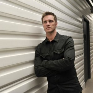 Devon Sawa in una foto promozionale dell'episodio The Sword's Edge della serie televisiva Nikita
