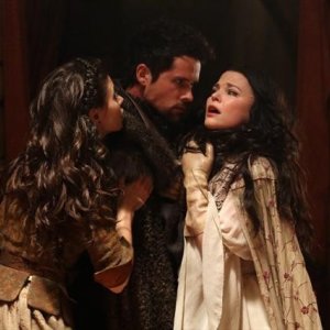 Ginnifer Goodwin, Ben Hollingsworth e Meghan Ory durante una scena dell'episodio Child of the Moon della serie C'era una volta