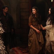 Ginnifer Goodwin, Ben Hollingsworth, Meghan Ory e Annabeth Gish durante una scena dell'episodio Child of the Moon della serie C'era una volta