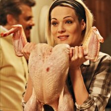 Il peggior Natale della mia vita: Laura Chiatti in una scena del film sfoggia un enorme tacchino