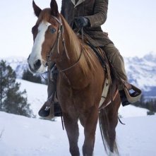 Jamie Foxx cavaliere nella neve in una scena di Django Unchained