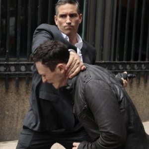 Jim Caviezel con Jonathan Tucker in un'immagine promozionale dell'episodio Triggerman della serie Preson of Interest