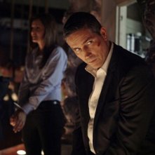 Jim Caviezel e Gloria Votsis in un momento dell'episodio Bury the Lede della serie TV Person of Interest