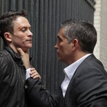 Jim Caviezel e Jonathan Tucker in un'immagine promozionale dell'episodio Triggerman della serie Preson of Interest
