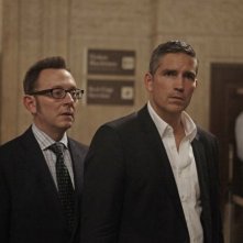 Jim Caviezel e Michael Emerson in un'immagine promozionale dell'episodio Triggerman della serie Preson of Interest