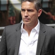 Jim Caviezel in un'immagine promozionale dell'episodio Triggerman della serie Preson of Interest