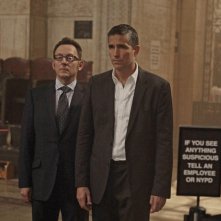 Jim Caviezel insieme a Michael Emerson in un'immagine promozionale dell'episodio Triggerman della serie Preson of Interest