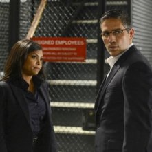 Jim Caviezel insieme a Taraji P. Henson in una scena dell'episodio Bury the Lede della serie TV Person of Interest