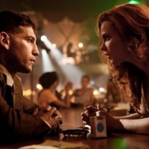 Jon Bernthal in un'immagine promozionale della serie televisiva L.A. Noir