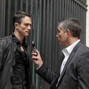 Jonathan Tucker e Jim Caviezel in un'immagine promozionale dell'episodio Triggerman della serie Preson of Interest