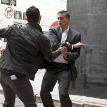 Jonathan Tucker insieme a Jim Caviezel in un'immagine promozionale dell'episodio Triggerman della serie Preson of Interest