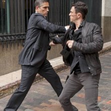 Jonathan Tucker insieme a Jim Caviezel in una foto promozionale dell'episodio Triggerman della serie Preson of Interest